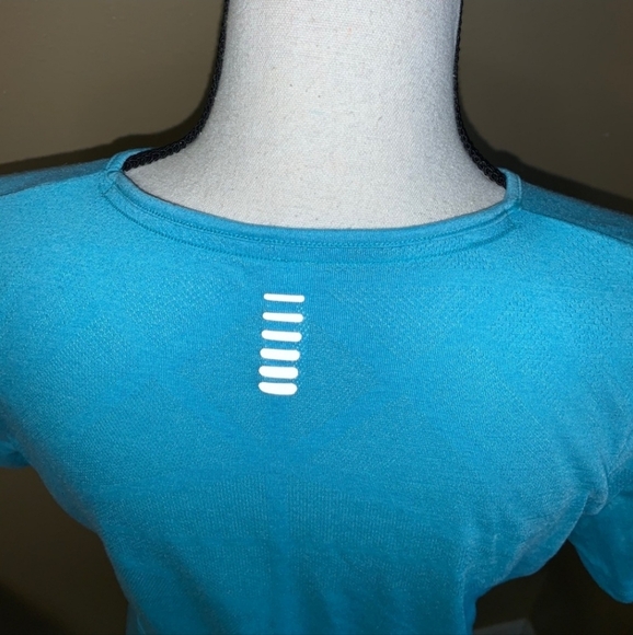 Under Armour Blue Fitted Heat Gear Large Run Top - Picture 5 of 10
